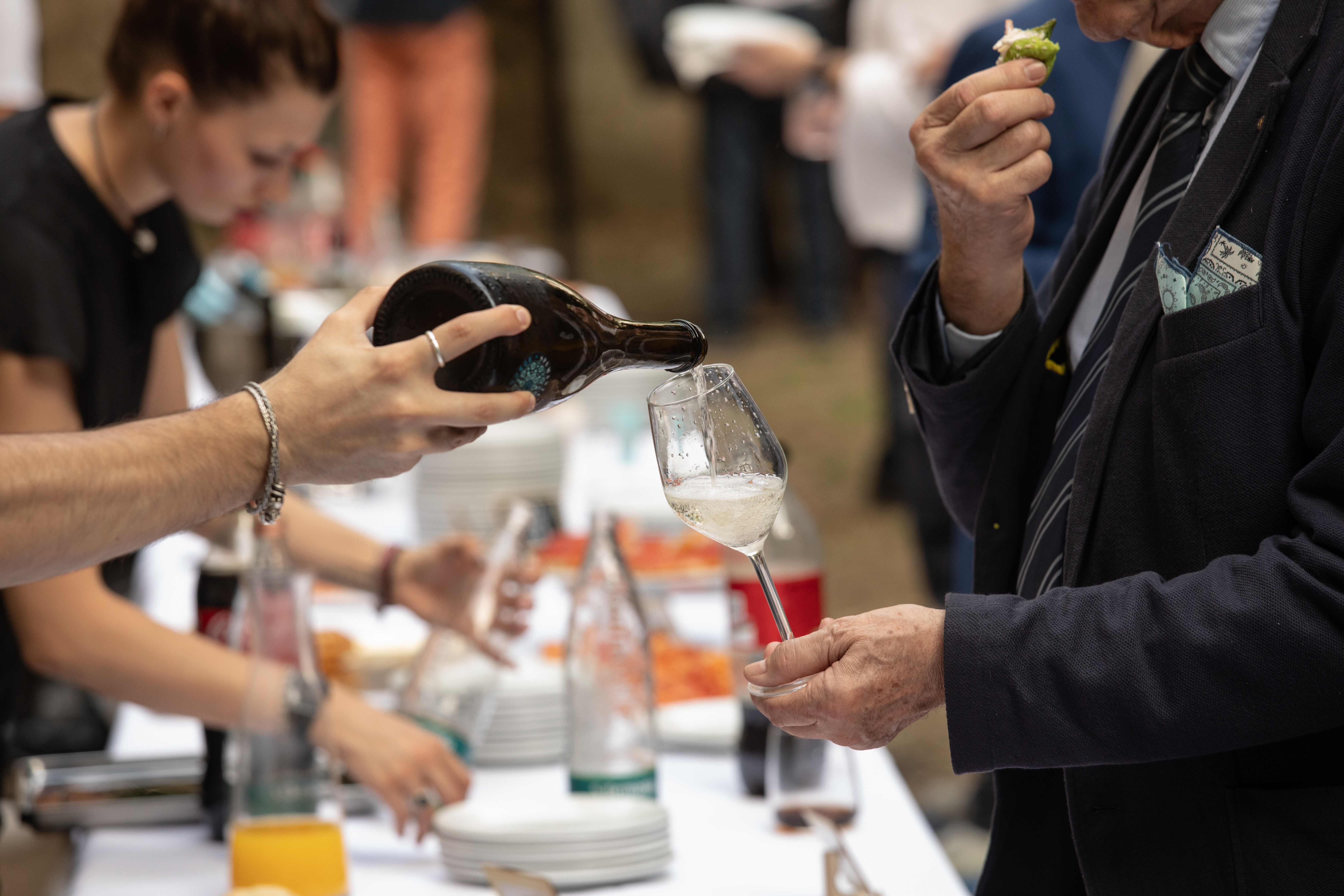 Servizio vino durante un evento catering di Deep Space Lounge.